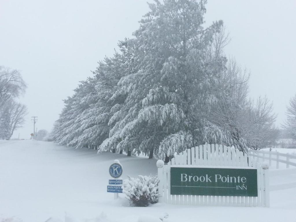 Brook Pointe Inn Syracuse Exterior photo